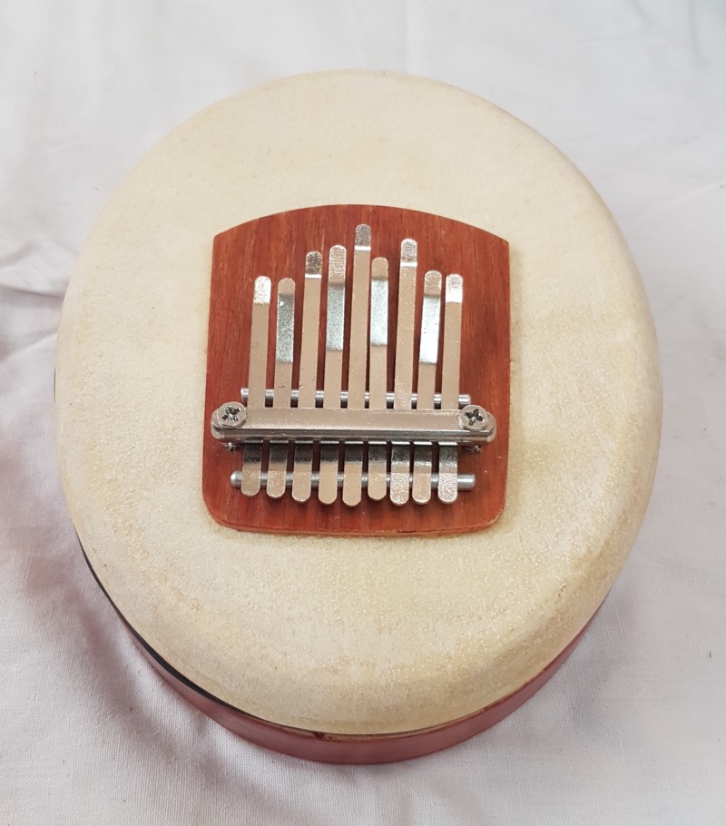 Piano à pouce sur peau de chèvre ovale (Kalimba)